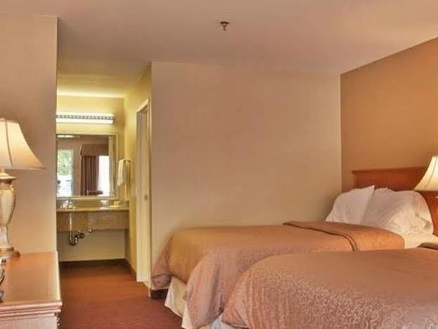 Burbank Inn And Suites Екстер'єр фото