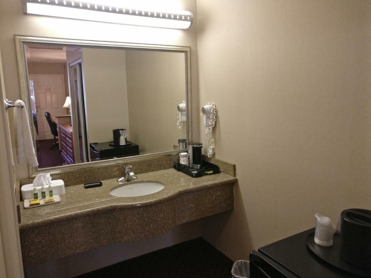 Burbank Inn And Suites Екстер'єр фото