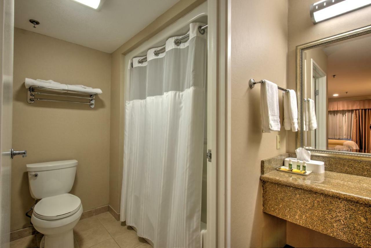 Burbank Inn And Suites Екстер'єр фото