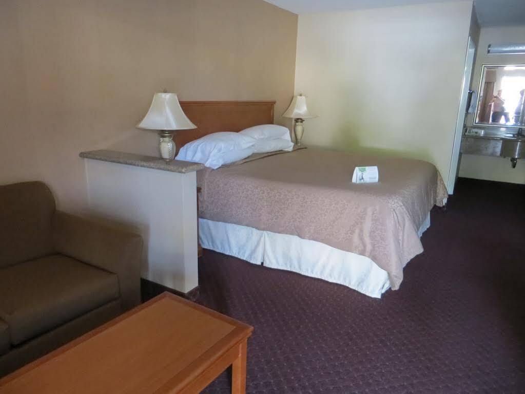 Burbank Inn And Suites Екстер'єр фото